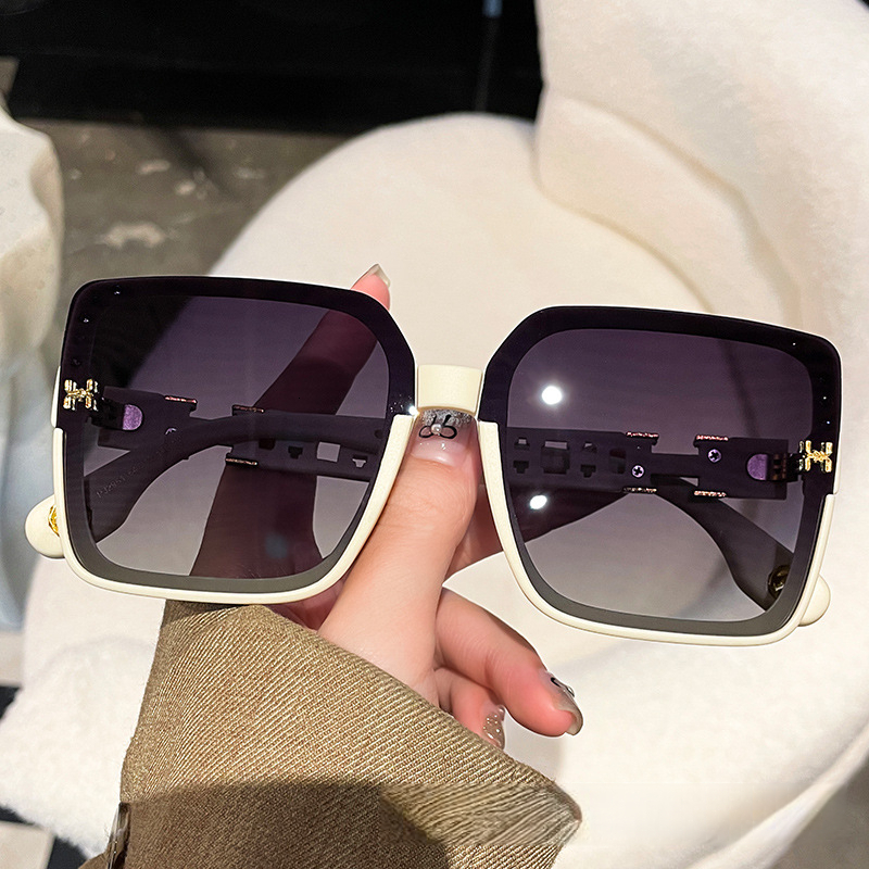 2026 Women's Designer's New Square Frame Personalized Small Trendy Luxurious High End Fashionable Sunglasses With UV Protection And Polarize - view 3