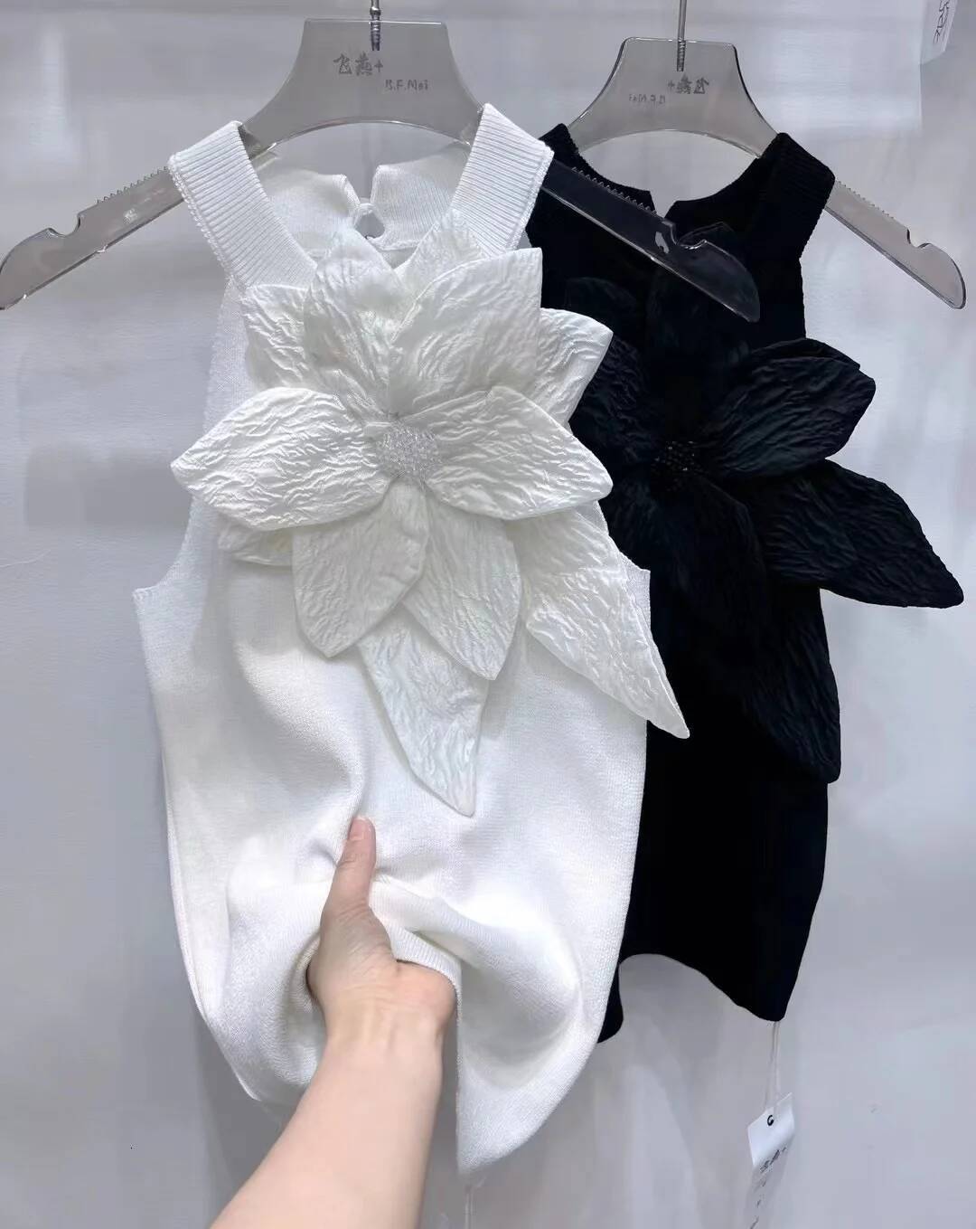 Black White 3D Diamonds Flower Stitch Sleeveless Knitted Slim Fit Halter Vest 2025 Sring Summer Knitwear Sexy Crop Tank Top Sleeveless Top Sexy Suspen - view 1