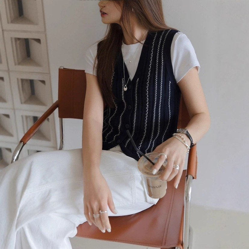 Old Money Style V-Neck Two-Tone Buttoned Sleeveless Vest For Women, Fashionable And Slim-Fitting Knitted Cardigan A4957 Sleeveless Top Sexy Suspenders - view 4