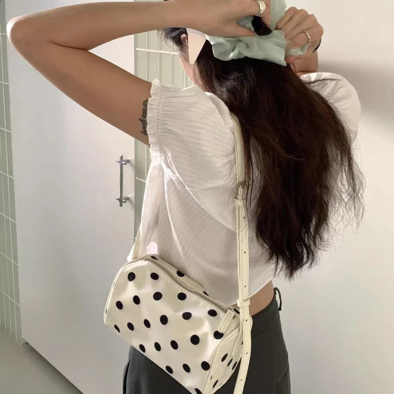Korean Casual Fashionable Polka Dot Three-dimensional Pillow Bag Hand-held Toast Bag Versatile Simple Shoulder Messenger Bag a260625 - view 4