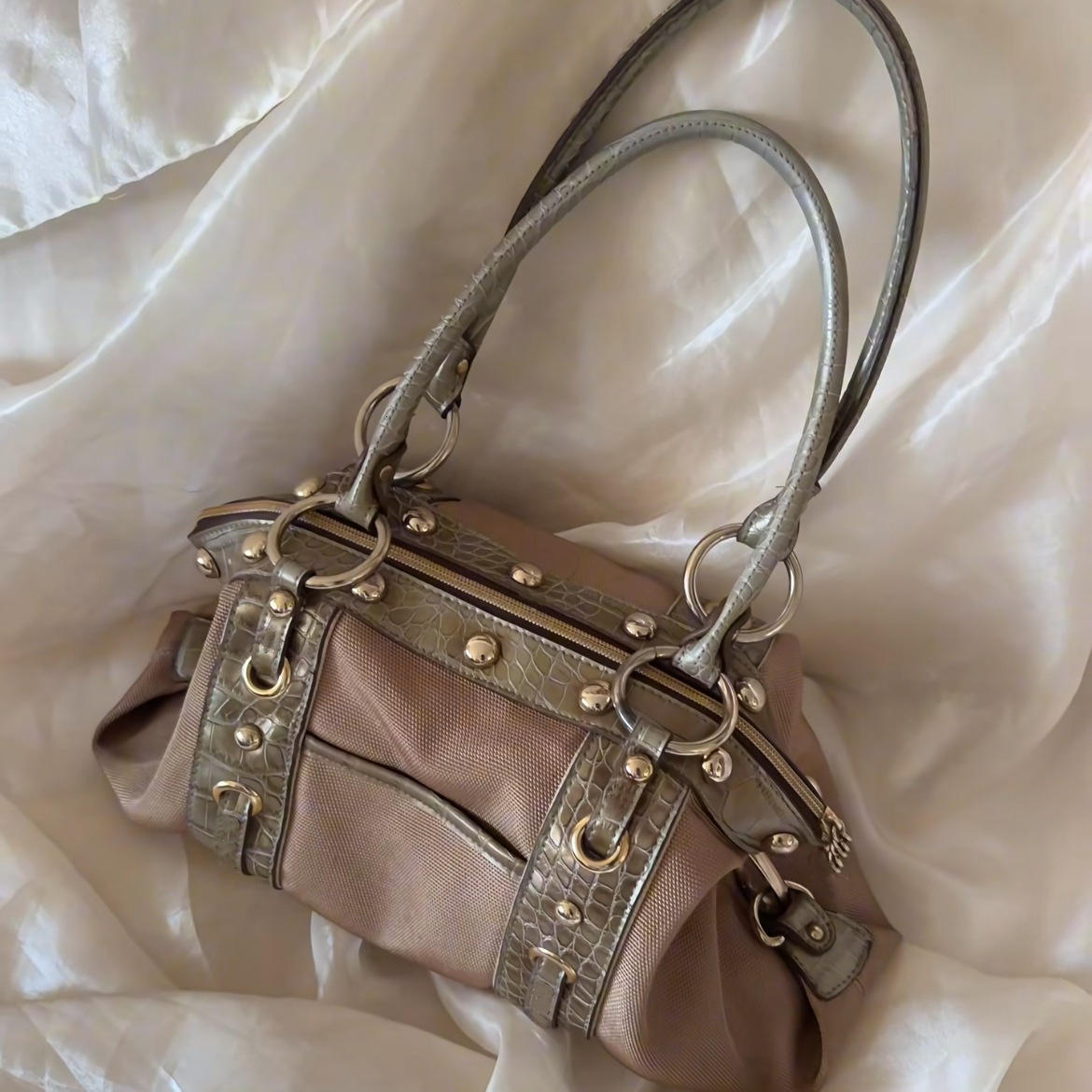 2026 Spring New Collection: Versatile Vintage Commuter Shoulder High-Quality Textured Underarm Bag, Rivet Motorcycle Bag Underarm Bag Vintage Fashion