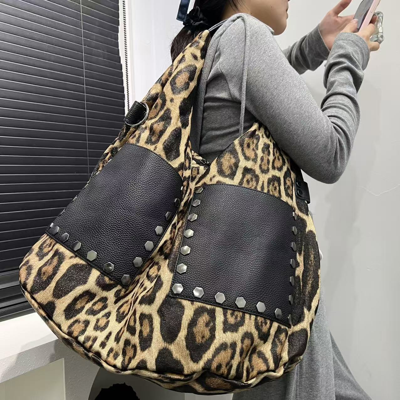 Exclusive Women's Fashion Personality Leopard Print Single Shoulder Large Capacity Genuine Leather Patchwork Rivet Crossbody Bag Underarm Bag Vin - view 4