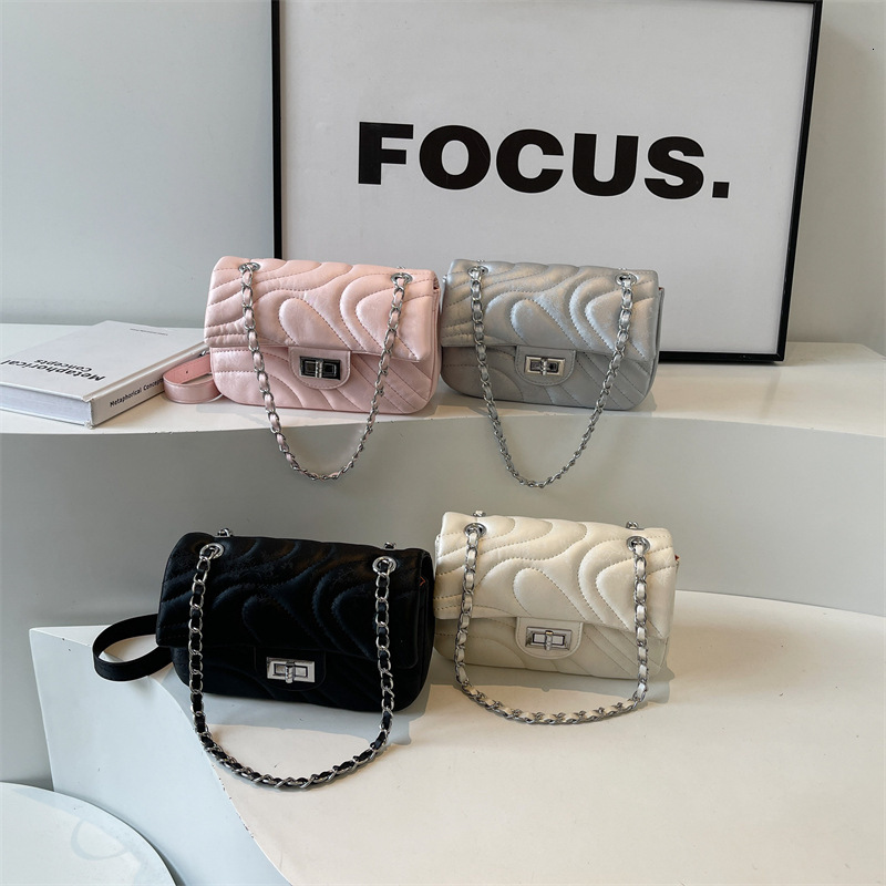 Summer Trend Quilted Diamond Embroidery Small Bag For Women, Textured Metal Chain Lock Buckle Versatile Shoulder Crossbody Handbag - view 3