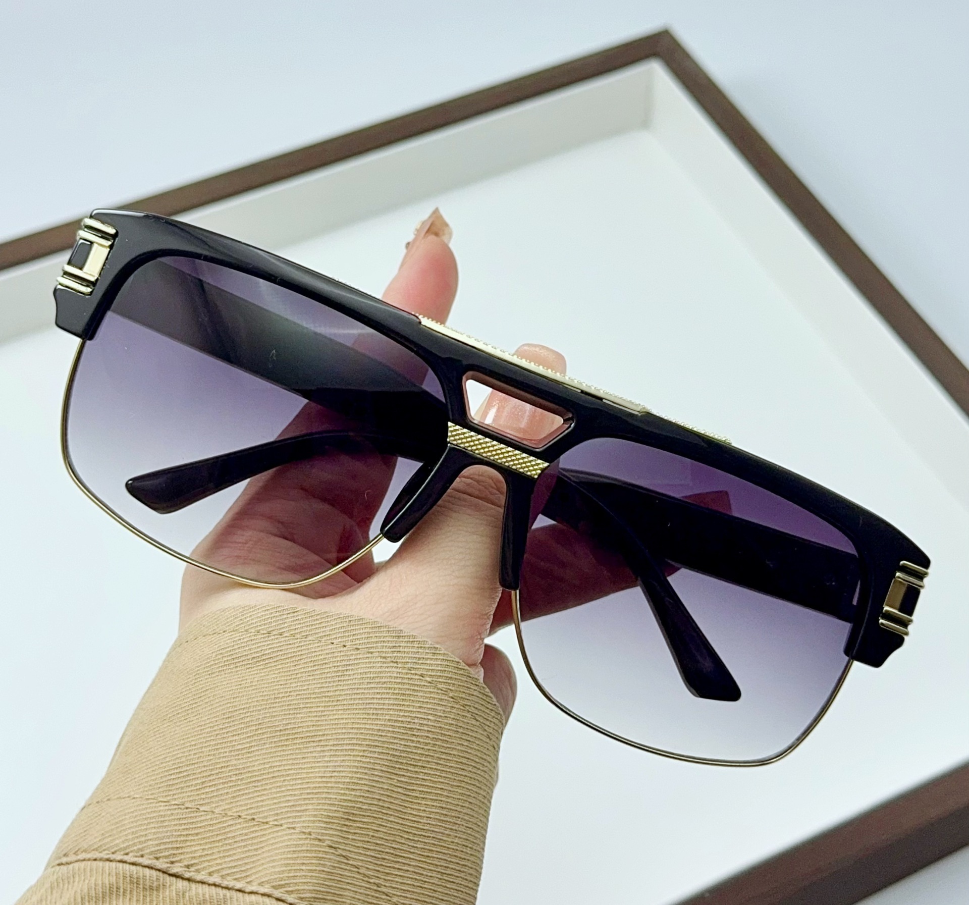 2026 Designer's New Metal Sunglasses Men's Box Retro Trendy Large Frame Sunglasses Women's Street Photography Fashion European And Amer - view 6
