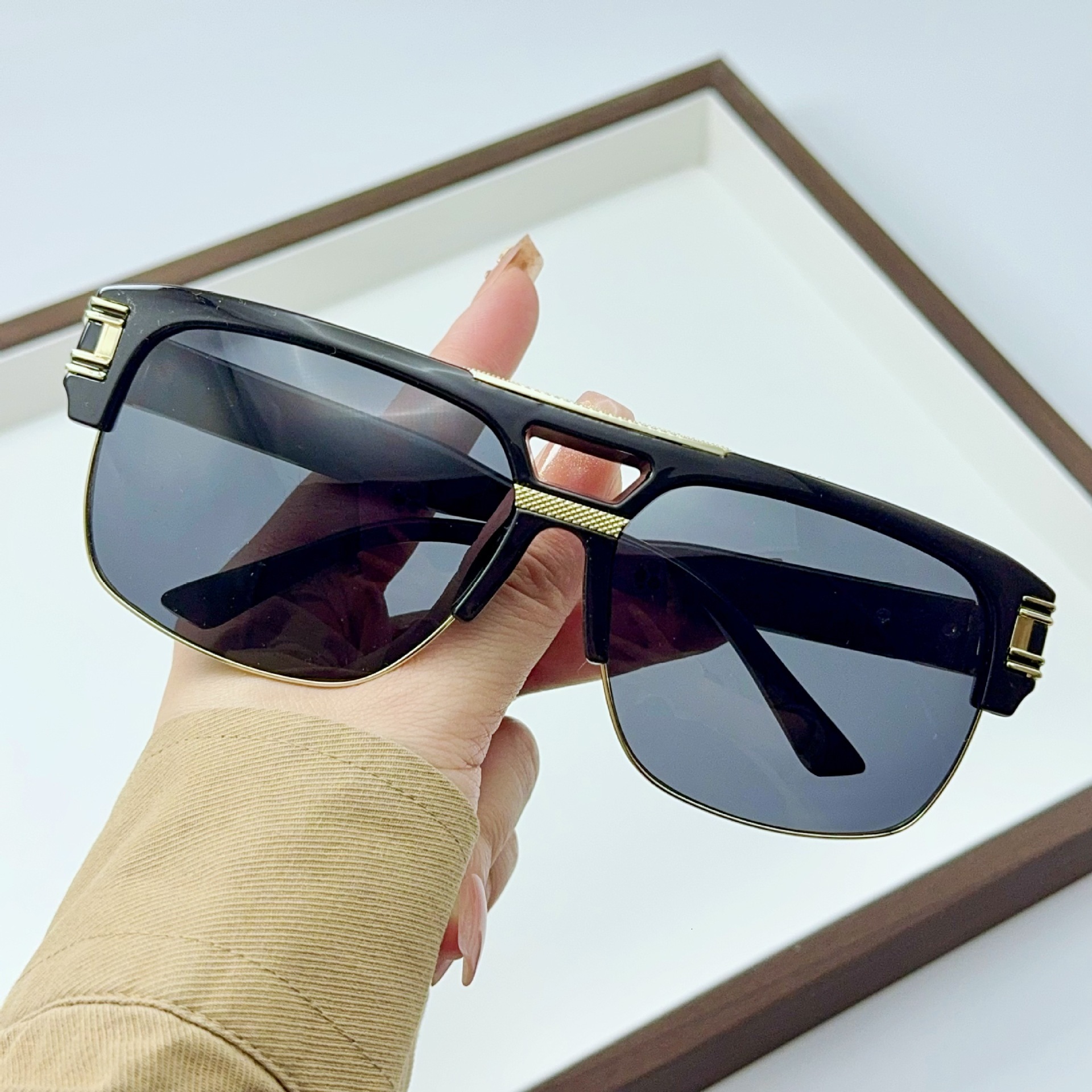 2026 Designer's New Metal Sunglasses Men's Box Retro Trendy Large Frame Sunglasses Women's Street Photography Fashion European And Amer - view 7