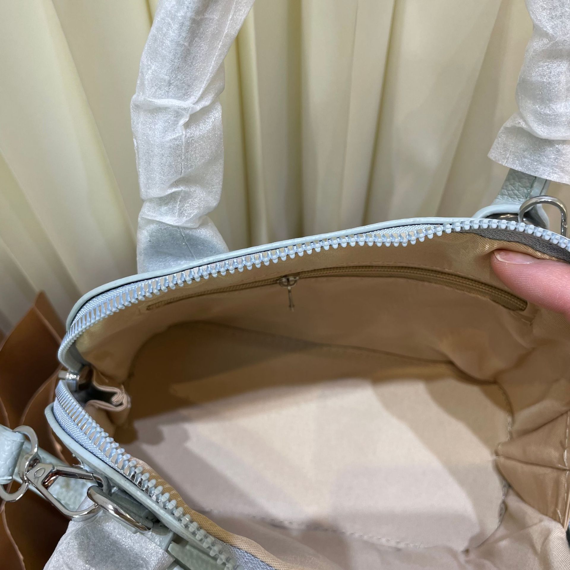 Women's Macaron 5 Color Litchi Grain Shell Handbag, Metal Lock Zipper Dumpling Purse With Detachable Thin Strap Daily Crossbody Bag - view 9