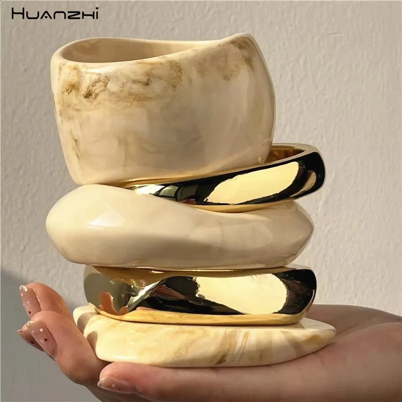 HUANZHI Beige Tie Dye Wide Asymmetrical Resin Bracelet Exaggerated Geometric Fashion Thick Oversized Jewelry Gift Autumn260624