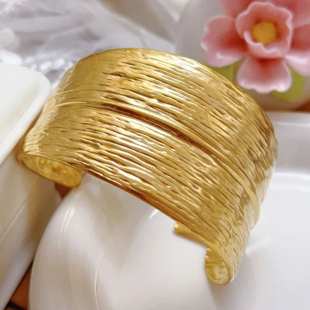 Exaggerated Gold Color Stainless Steel Three-dimensional Relief Texture Opening Adjustable Wide-faced Bangle for Woman Jewelry 260625 - view 4