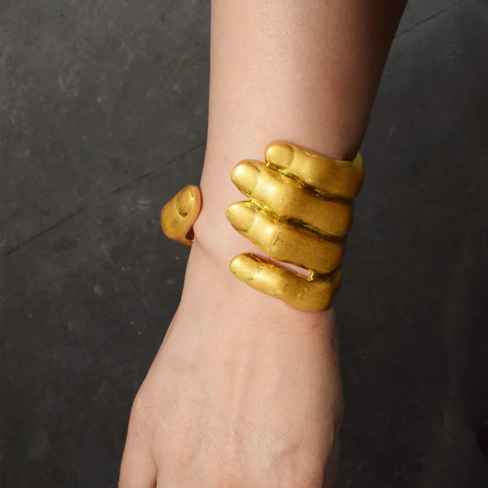 1PC Fashion Vintage Metal Alloy Gold-Plated Hand Style Bracelet For Women Jewelry Exaggerated Party Show Accessory 260624 - view 3