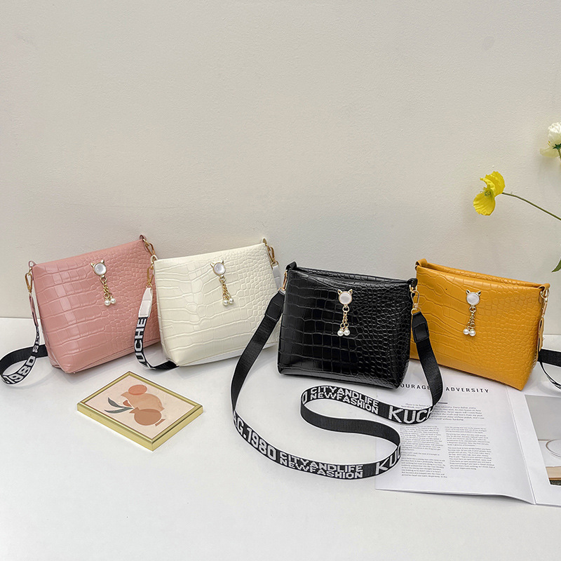 Women's Body New Korean Version Crocodile Pattern Pearl Cat Head Decoration Fashion Bucket Bag