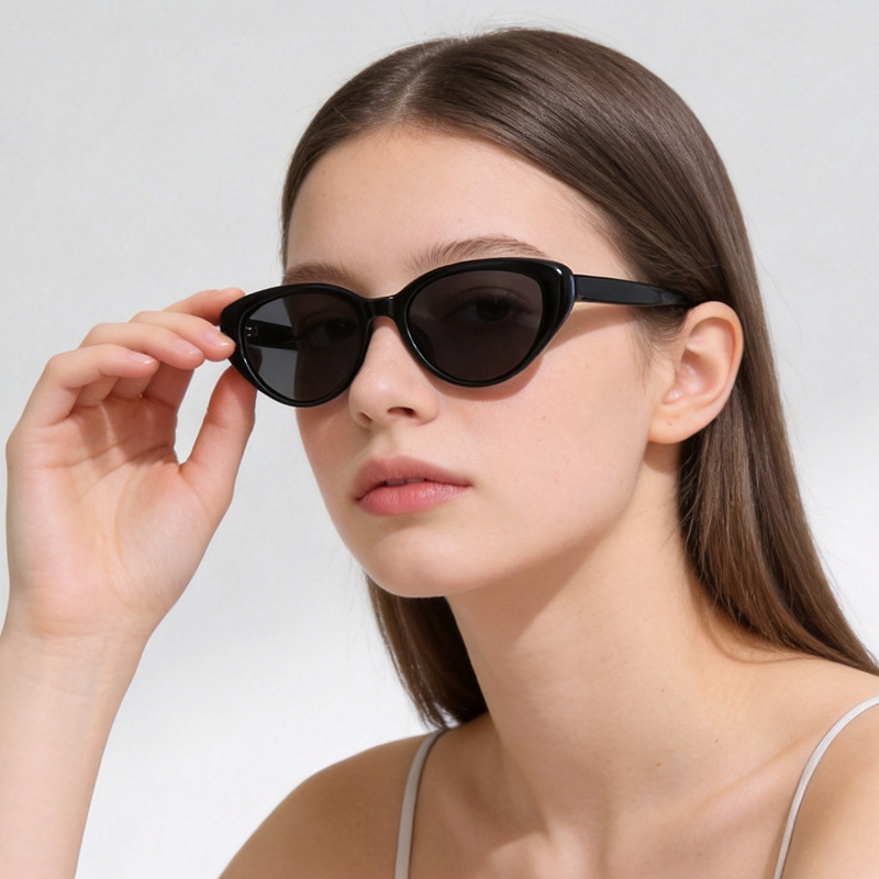 Polarized Sunglasses Retro Triangle Cat Eye Sunglasses for Women Summer Sun Protection Small Face Small Frame High end Feel - view 3