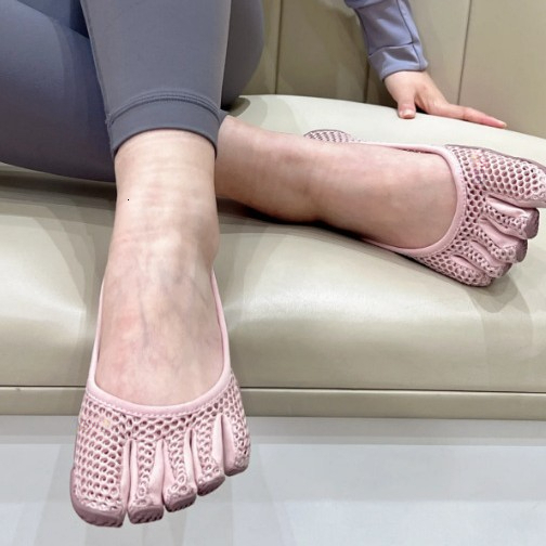 2026 Fashion New Original Design Yoga Shoes American Pilates Indoor Fitness Yoga Dance Shoes, Toe Separation Design Women's Five Summer Versatile