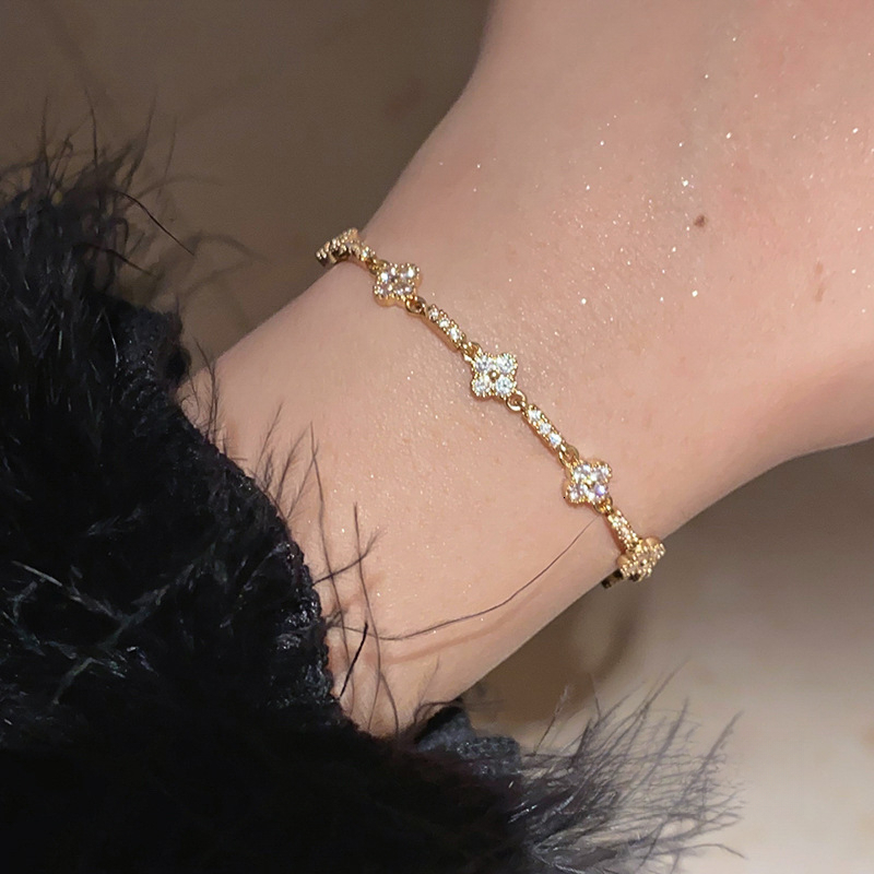 Bracelet Fashionable And Exquisite Four Leaf Clover Adjustable Bracelet With Light Luxury Design Casual Commuting Versatile Bracelet Jewlery Designer - view 5