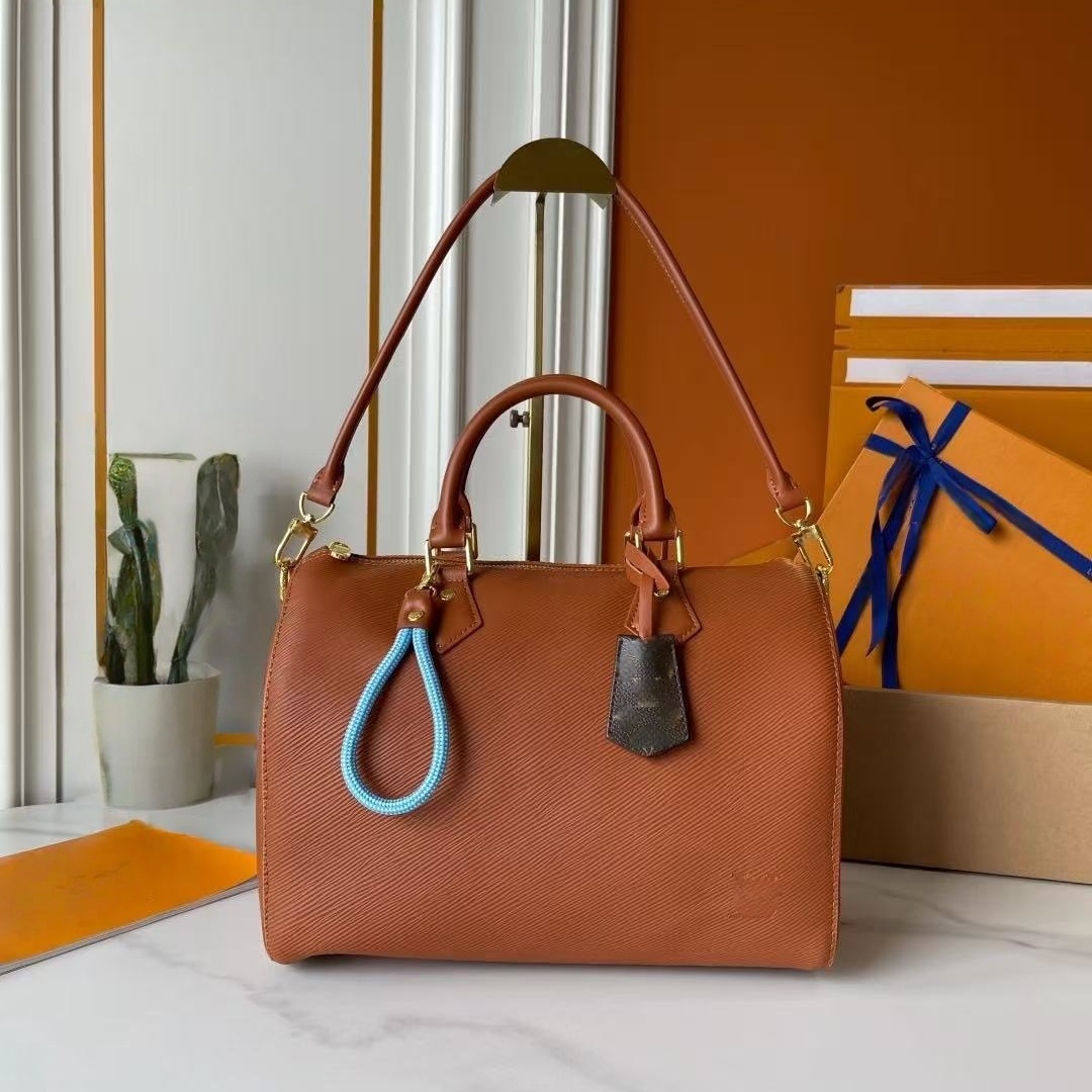 Top designer bag made of genuine leather with a vintage luster and luxurious texture Handheld shoulder bag with large capacity for commuting