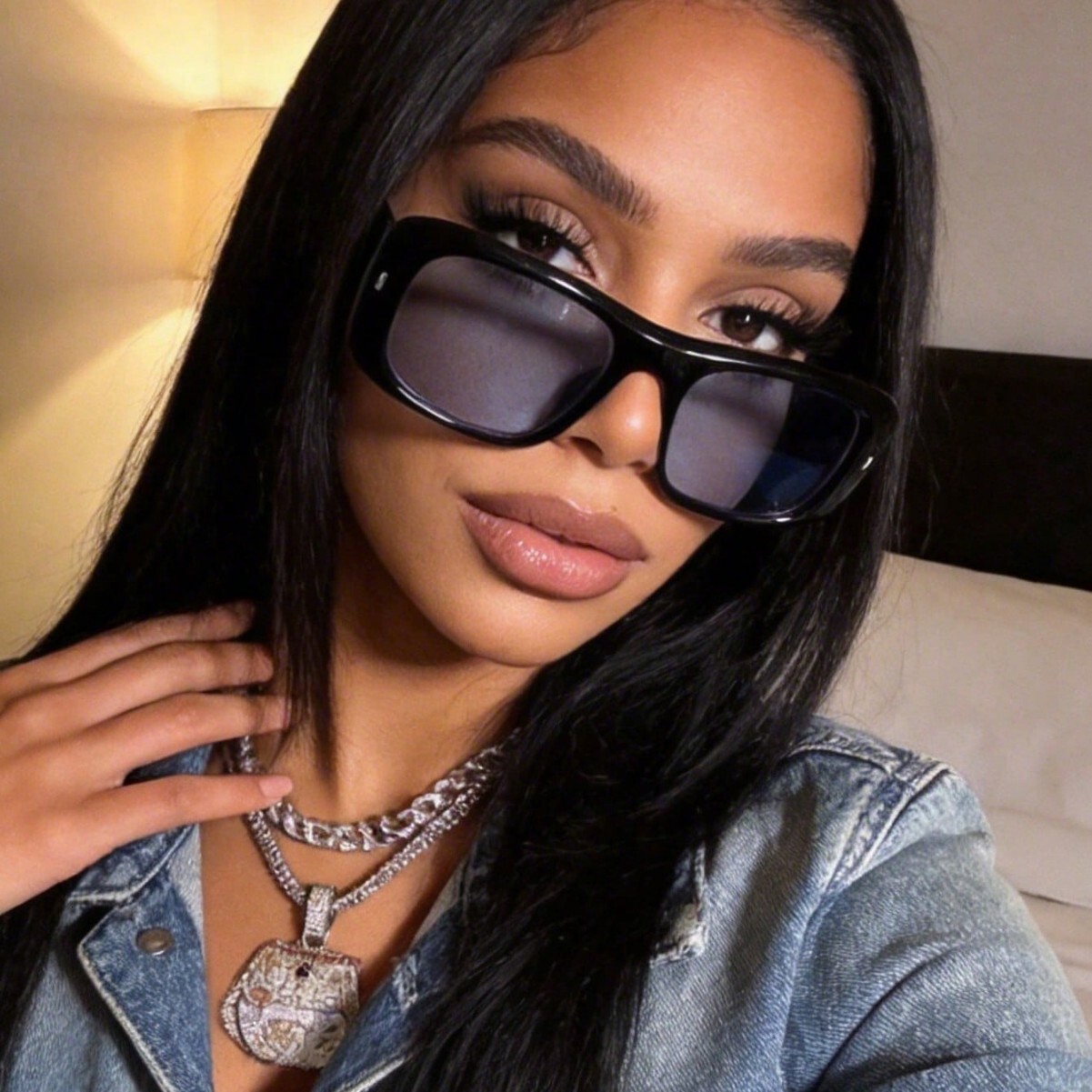Chic Broad Rimmed Style Glasses Offering Face Contouring Effects - view 3