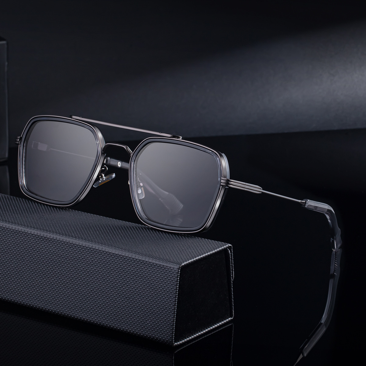 Classic Oversized Round Eyewear for Guys Featuring Durable Construction and Broad Spectral Light Shielding