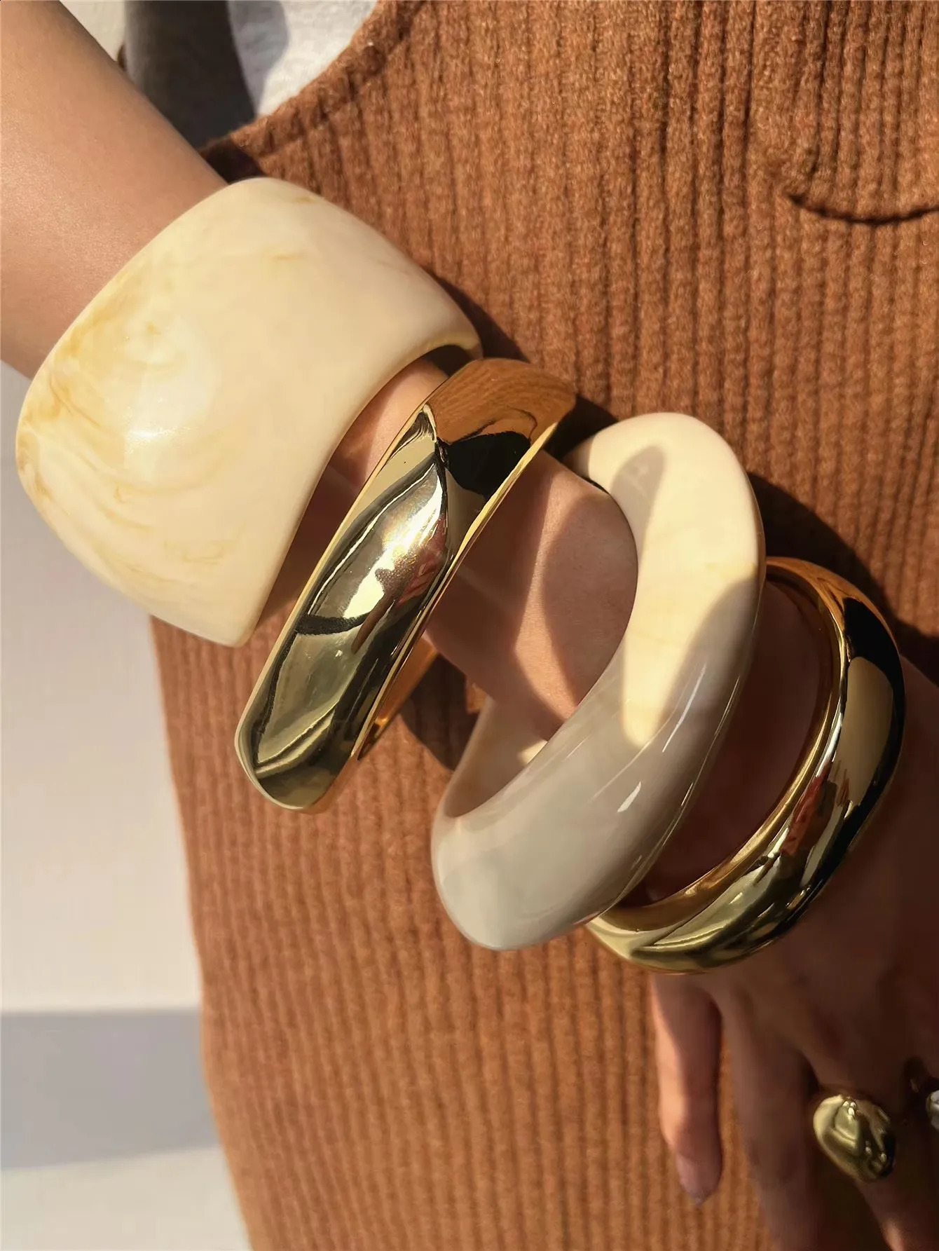 HUANZHI Beige Tie Dye Wide Asymmetrical Resin Bracelet Exaggerated Geometric Fashion Thick Oversized Jewelry Gift Autumn260624 - view 3