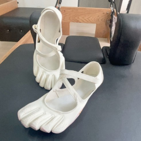 2026 summer new french fashion style five finger shoes trendy elegant design pilates shoes womens sports shoes versatile simple design