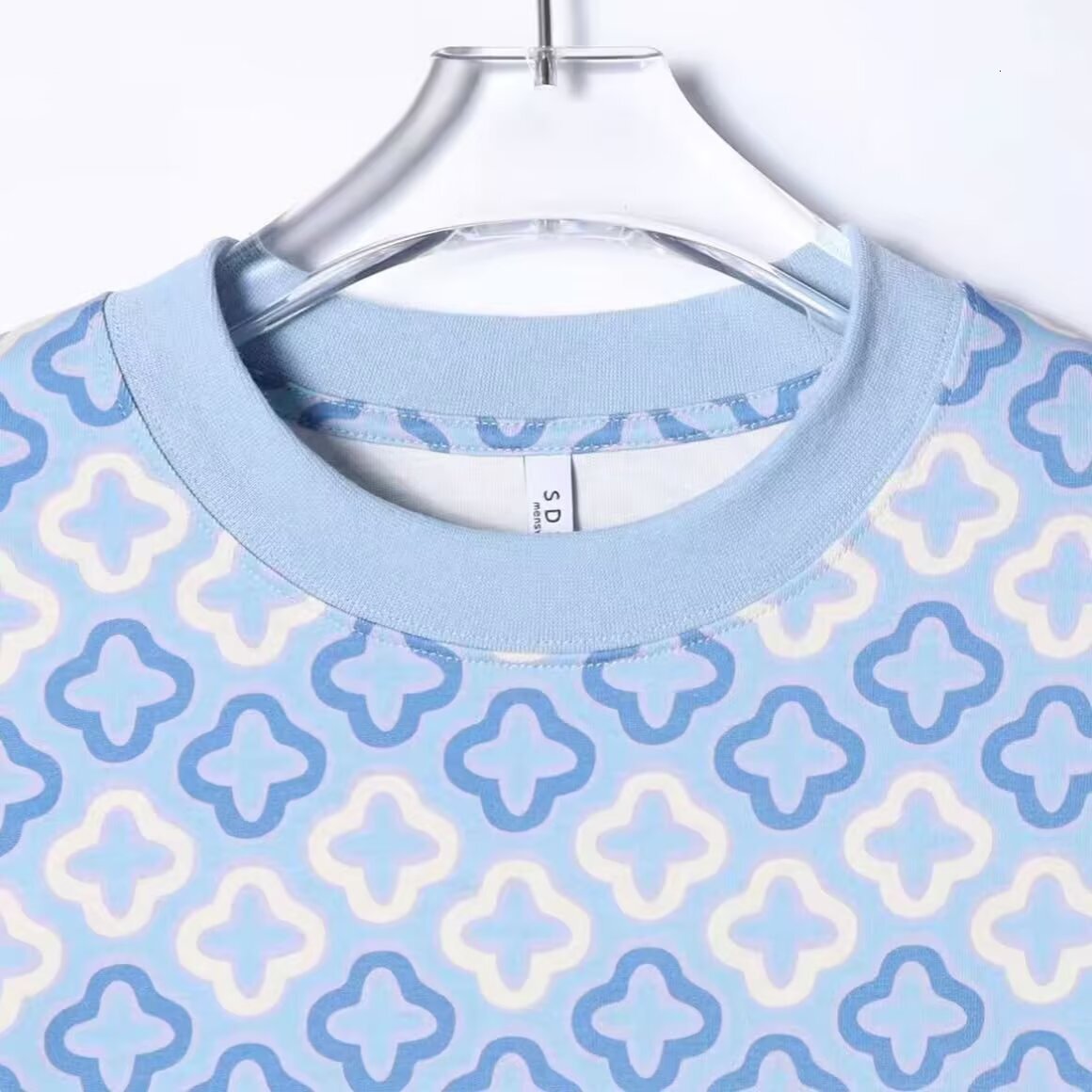 New Men's Stylish Short-Sleeve T-Shirt With Contrasting Blue Four-Leaf Clover Pattern Print, Fashionable Round Neck, Versatile Top - view 5