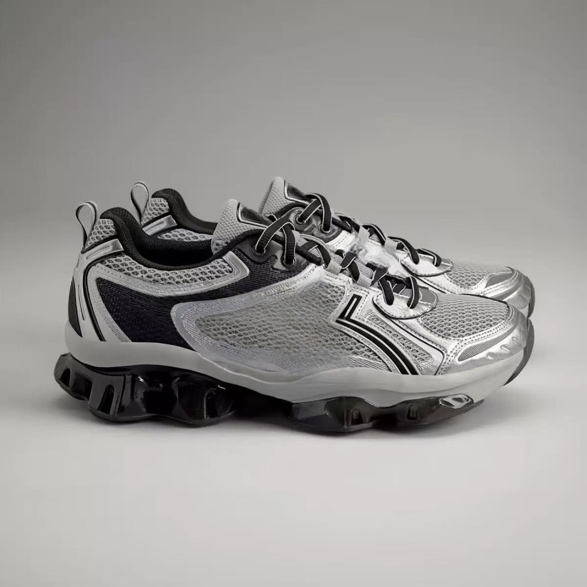 Silver black breathable mesh retro dad sports shoes for men and women shock-absorbing bubble thick sole low cut sports training shoes anti slip sports shoes