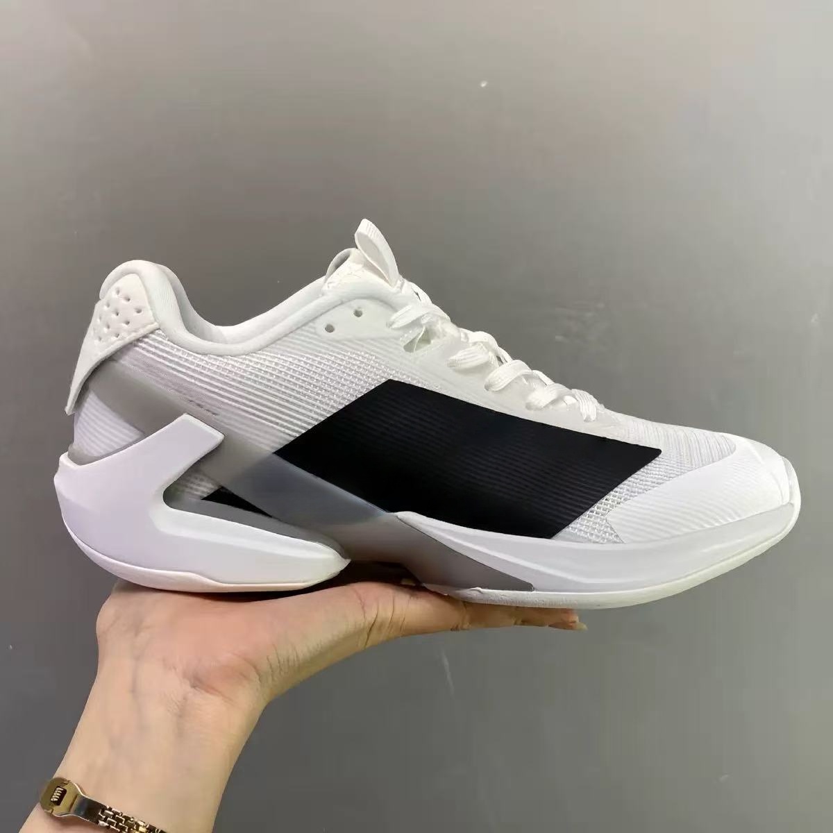 Lightweight tennis shoes men's breathable knitted top pad outsole anti slip sports training shoes professional athletic shoes stripe design
