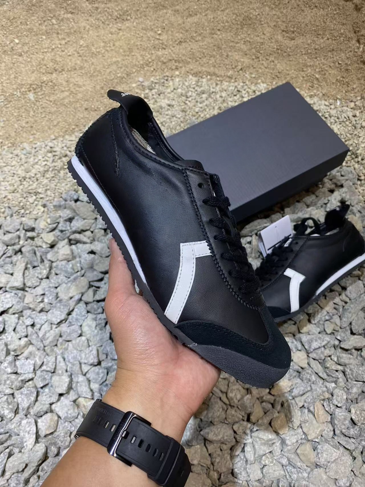 Minimalist Black White Striped Leather Casual Sneakers Classic Low Profile Soft Sole Walking Shoes For Daily Street Wear
