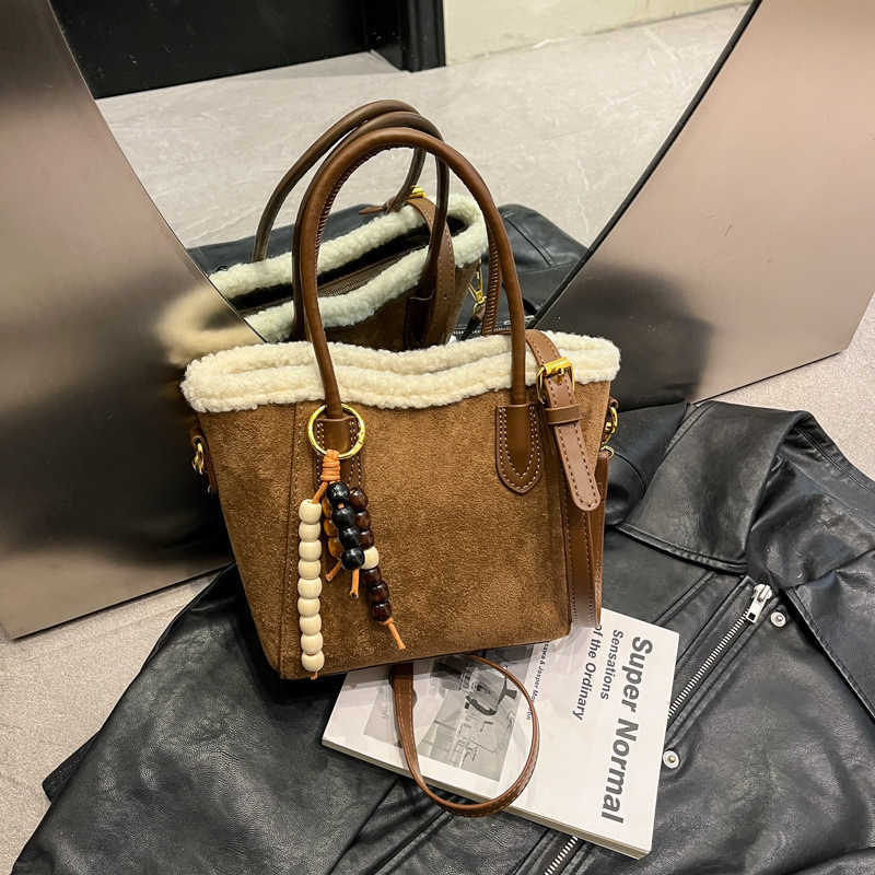 New 2025 style crossbody tote bag with large capacity and chic high-end leopard print. Perfect for carrying essentials while exuding a sophisticated H