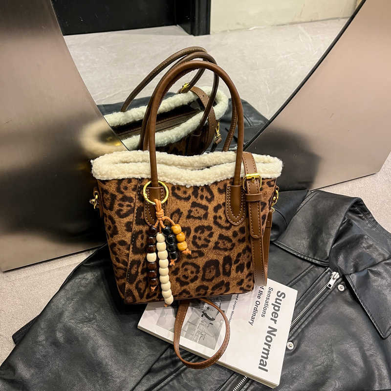 New 2025 style crossbody tote bag with large capacity and chic high-end leopard print. Perfect for carrying essentials while exuding a sophisticated H