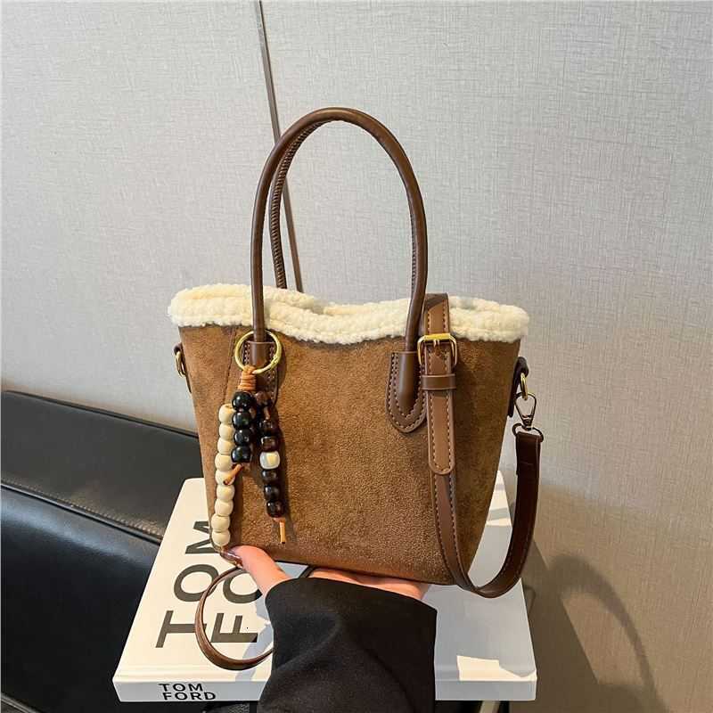 New 2025 style crossbody tote bag with large capacity and chic high-end leopard print. Perfect for carrying essentials while exuding a sophisticated H
