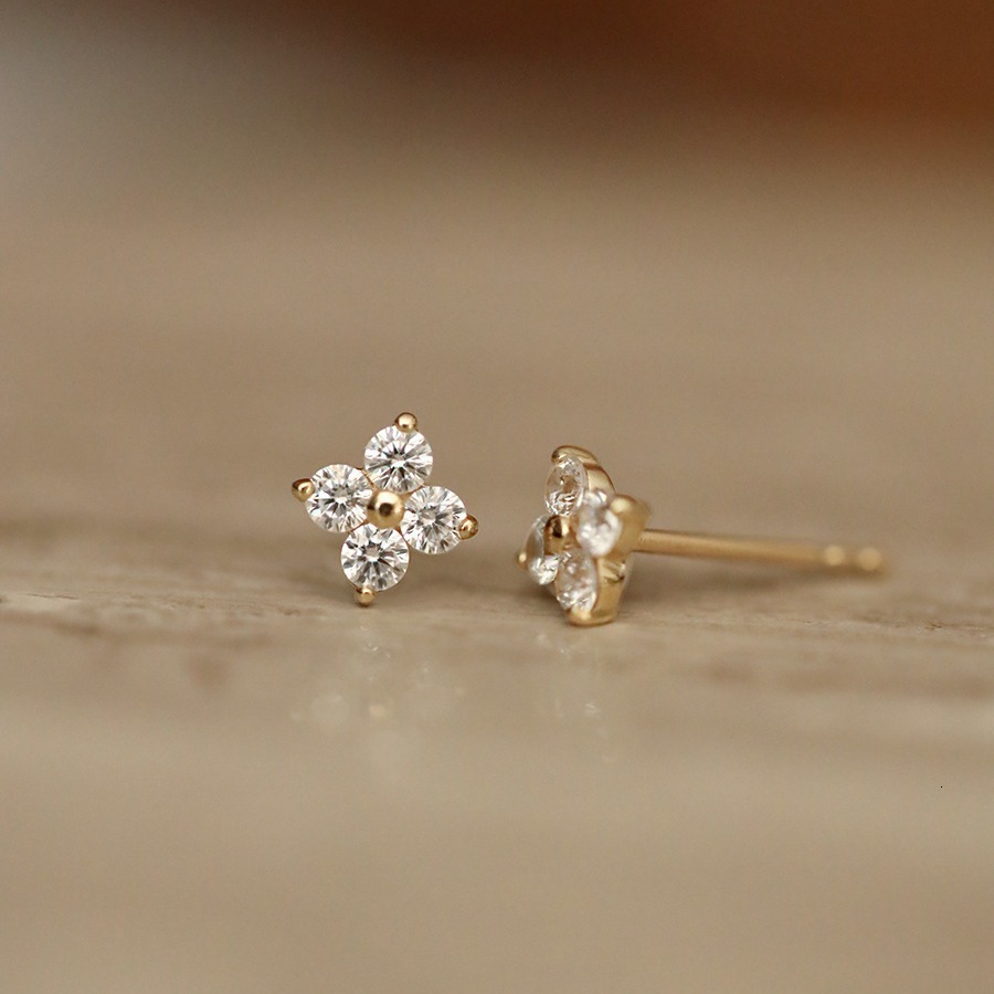 How fortunate~ S925 silver plated with 18K gold, lucky four-leaf clover mini ultra-small earrings for women, fashionable and elegant design