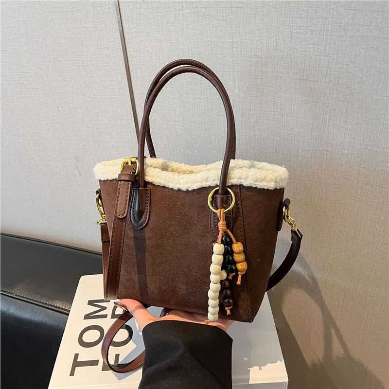 New 2025 style crossbody tote bag with large capacity and chic high-end leopard print. Perfect for carrying essentials while exuding a sophisticated H