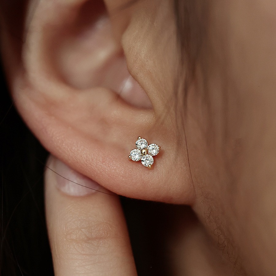 How fortunate~ S925 silver plated with 18K gold, lucky four-leaf clover mini ultra-small earrings for women, fashionable and elegant design