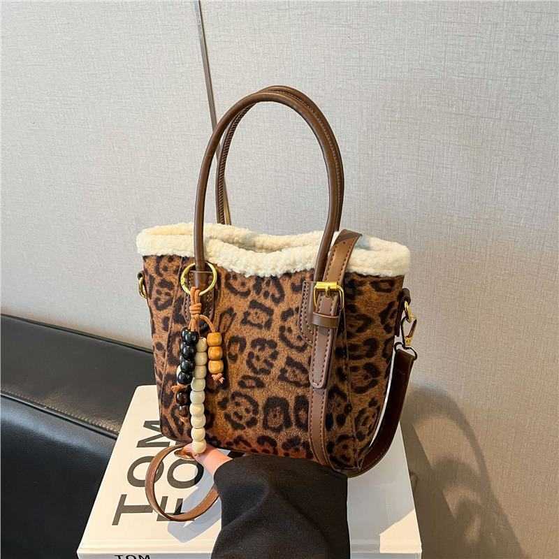 New 2025 style crossbody tote bag with large capacity and chic high-end leopard print. Perfect for carrying essentials while exuding a sophisticated H