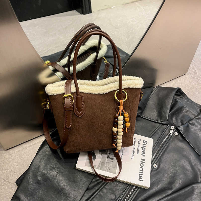New 2025 style crossbody tote bag with large capacity and chic high-end leopard print. Perfect for carrying essentials while exuding a sophisticated H