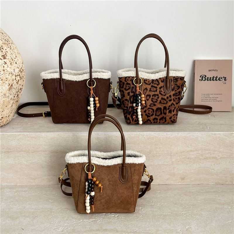 New 2025 style crossbody tote bag with large capacity and chic high-end leopard print. Perfect for carrying essentials while exuding a sophisticated H