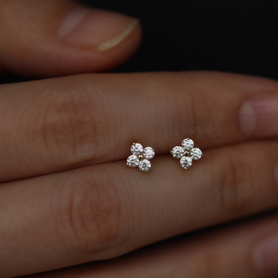 How fortunate~ S925 silver plated with 18K gold, lucky four-leaf clover mini ultra-small earrings for women, fashionable and elegant design