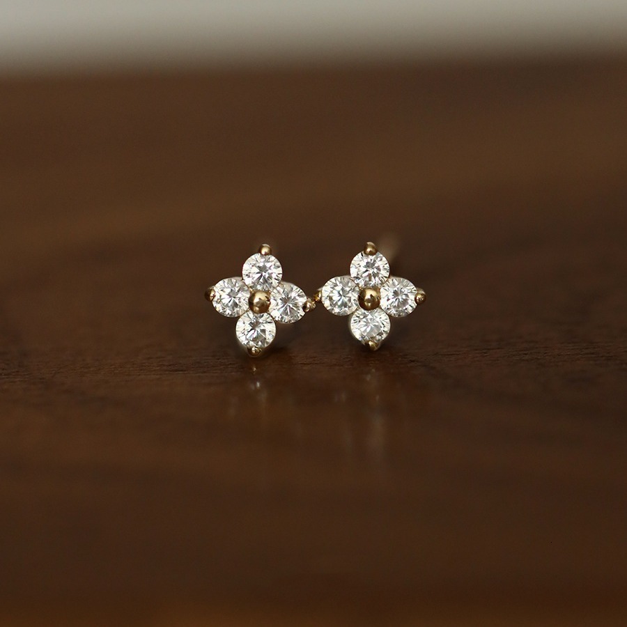 How fortunate~ S925 silver plated with 18K gold, lucky four-leaf clover mini ultra-small earrings for women, fashionable and elegant design