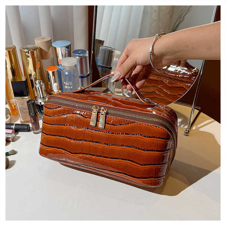 New crocodile-patterned makeup bag - a high-end, large-capacity cosmetic storage bag for special occasions, a niche commuter and toiletry bag J261015