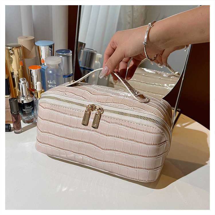 New crocodile-patterned makeup bag - a high-end, large-capacity cosmetic storage bag for special occasions, a niche commuter and toiletry bag J261015 - view 3
