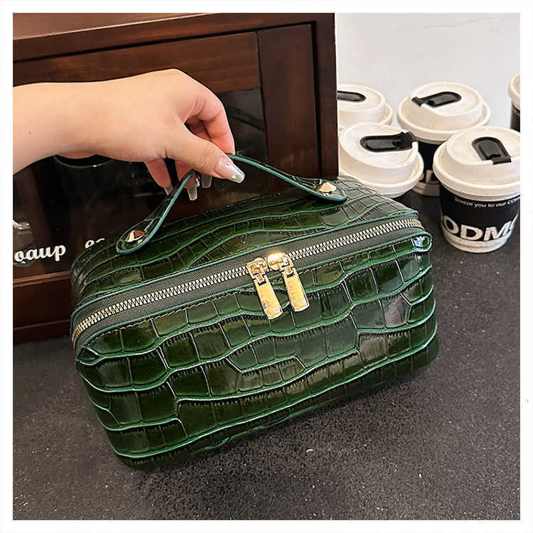New crocodile-patterned makeup bag - a high-end, large-capacity cosmetic storage bag for special occasions, a niche commuter and toiletry bag J261015 - view 4