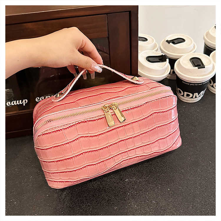 New crocodile-patterned makeup bag - a high-end, large-capacity cosmetic storage bag for special occasions, a niche commuter and toiletry bag J261015 - view 6