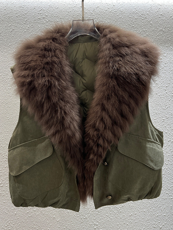 Goose fox fur short down jacket vest women, 2026 autumn and winter new style, loose fit, stylish outerwear for petite individuals
