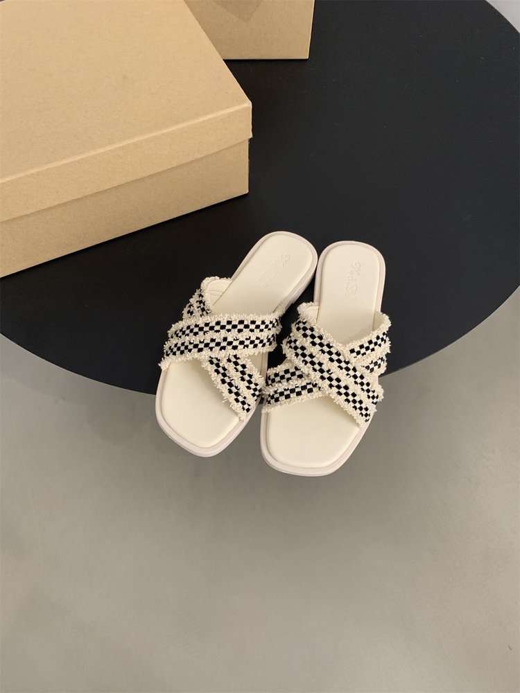 Trendy Flat Bottom Slippers Lightweight & Breathable Perfect for Beach, Seaside Vacations | 2024 Collection 8c99