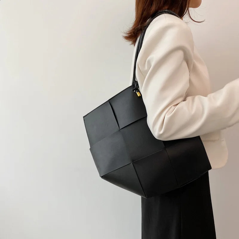 Capacity Handbag for Women Solid Color Womens Pattern Casual Girl Shoulder Fashionable and Lightweight Underwear Large Bag 240830 1066 4
