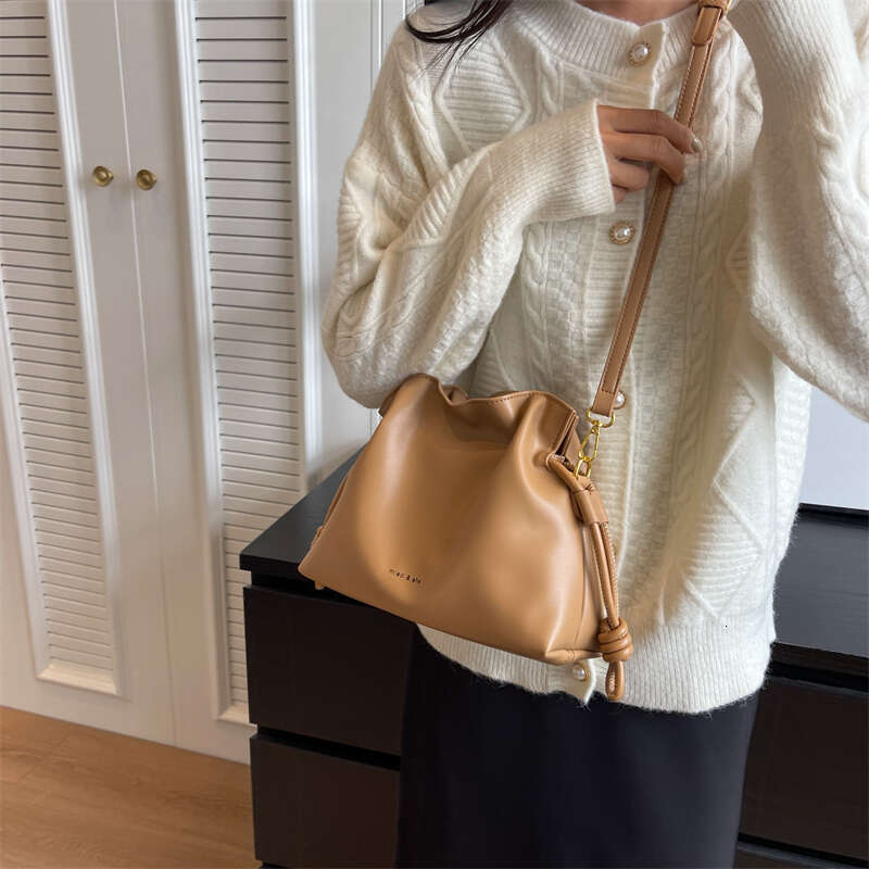 Crossbody for Vintage Women 2024 Winter Trend Designer Leather Handbags and Purses Small Simple Shoulder Bucket Bag 02ff