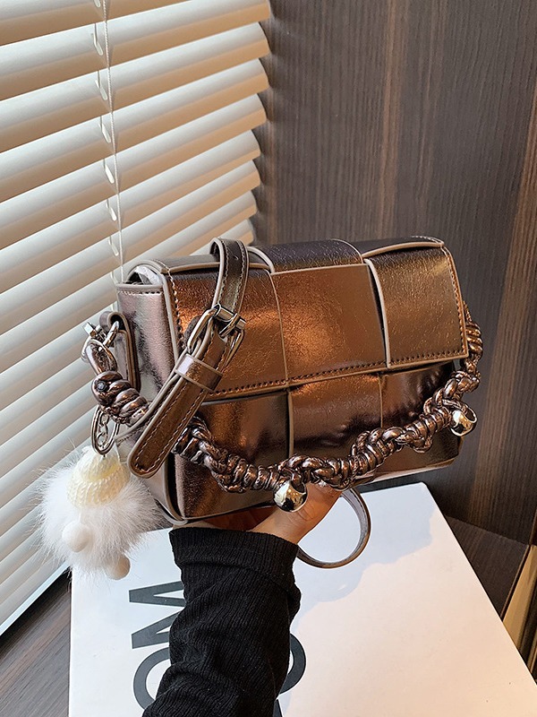 2025S Fashion Designer Women Shoulder Fashion Versatile Hand Woven Trendy Bag Free Shipping