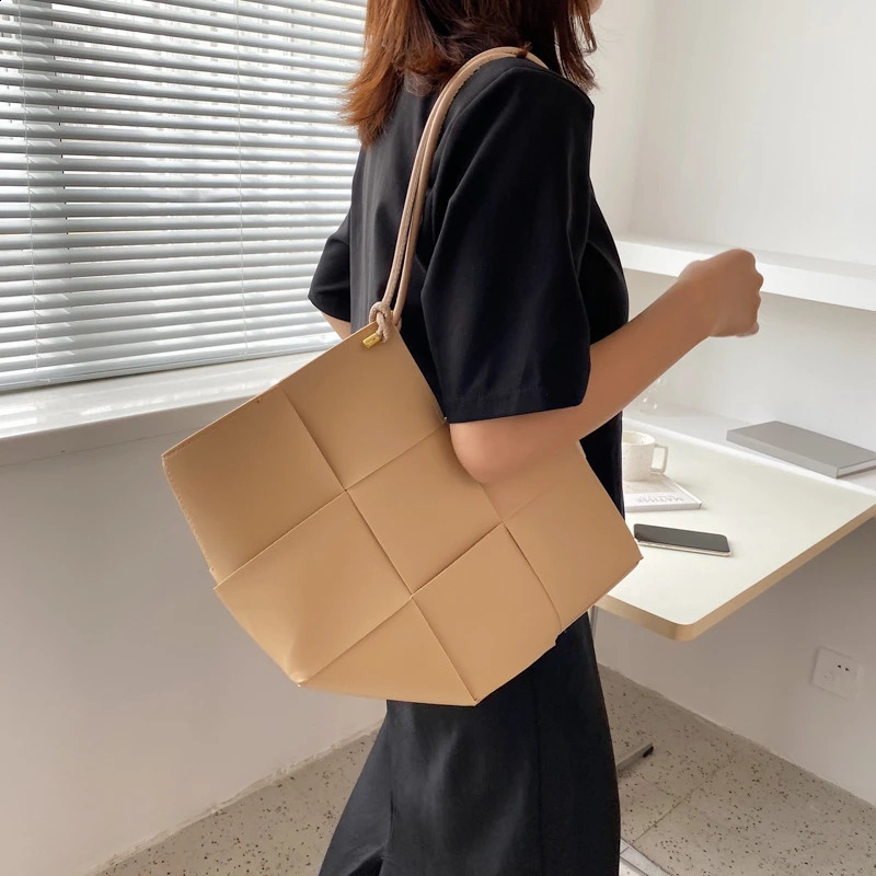 Capacity Handbag for Women Solid Color Womens Pattern Casual Girl Shoulder Fashionable and Lightweight Underwear Large Bag 240830 1066 4