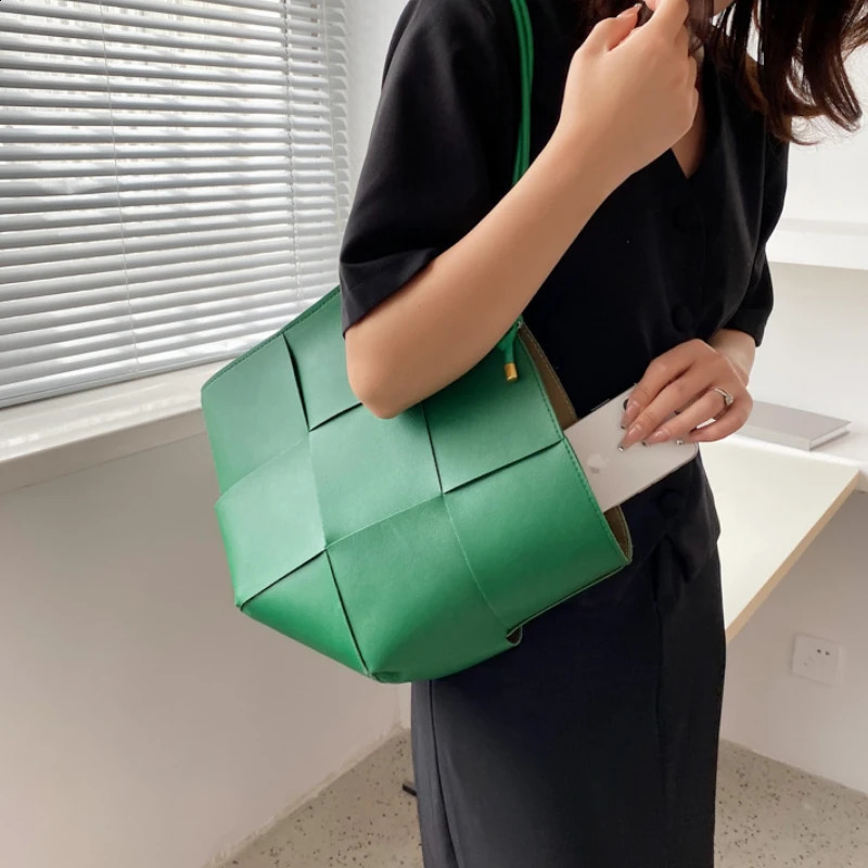 Capacity Handbag for Women Solid Color Womens Pattern Casual Girl Shoulder Fashionable and Lightweight Underwear Large Bag 240830 1066 4