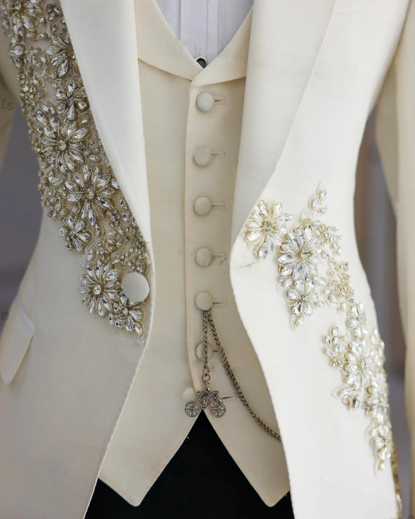 Luxurious Men's Suit 2 Pieces Set Crystal Peaked Lapel Tailored Blazers Beaded Rhinestone Groom Jacket For Man Custom Made Plus Size(Coat+Pants)