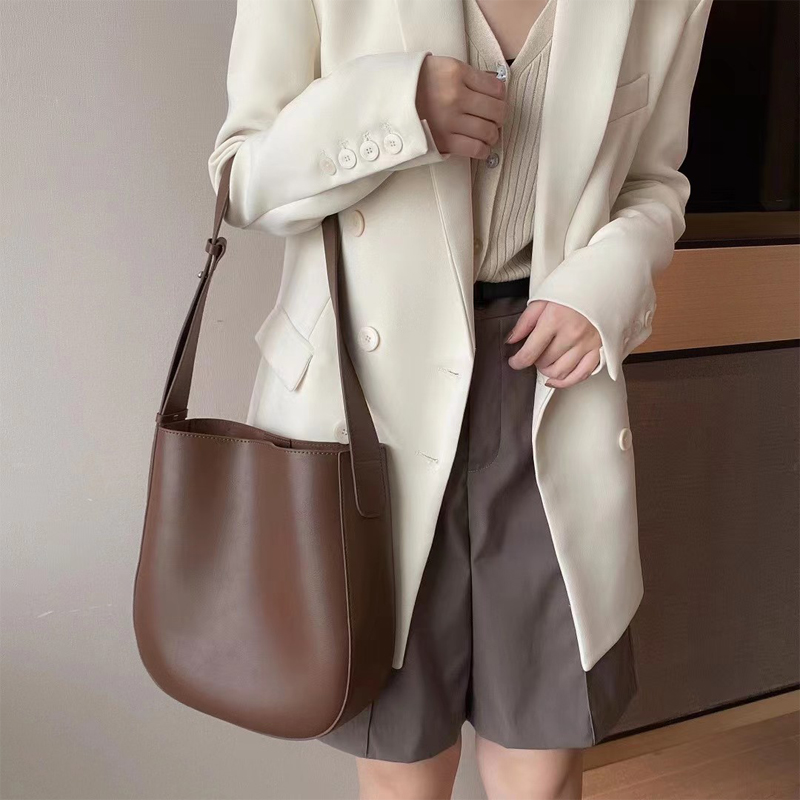 2024 Korean style women's bag, versatile one-shoulder diagonal trend, simple, fresh, fashionable tote, high-end bucket bag